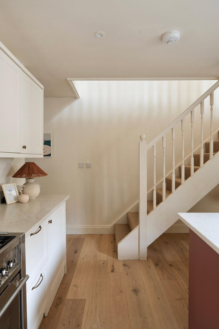 oakham-alabaster-white-antique-red-5
